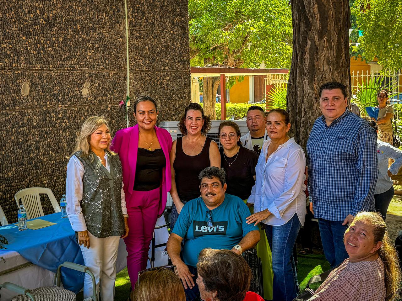 DIF El Fuerte y Beneficencia Pública de Sinaloa entregan 106 aparatos funcionales a familias del municipio.