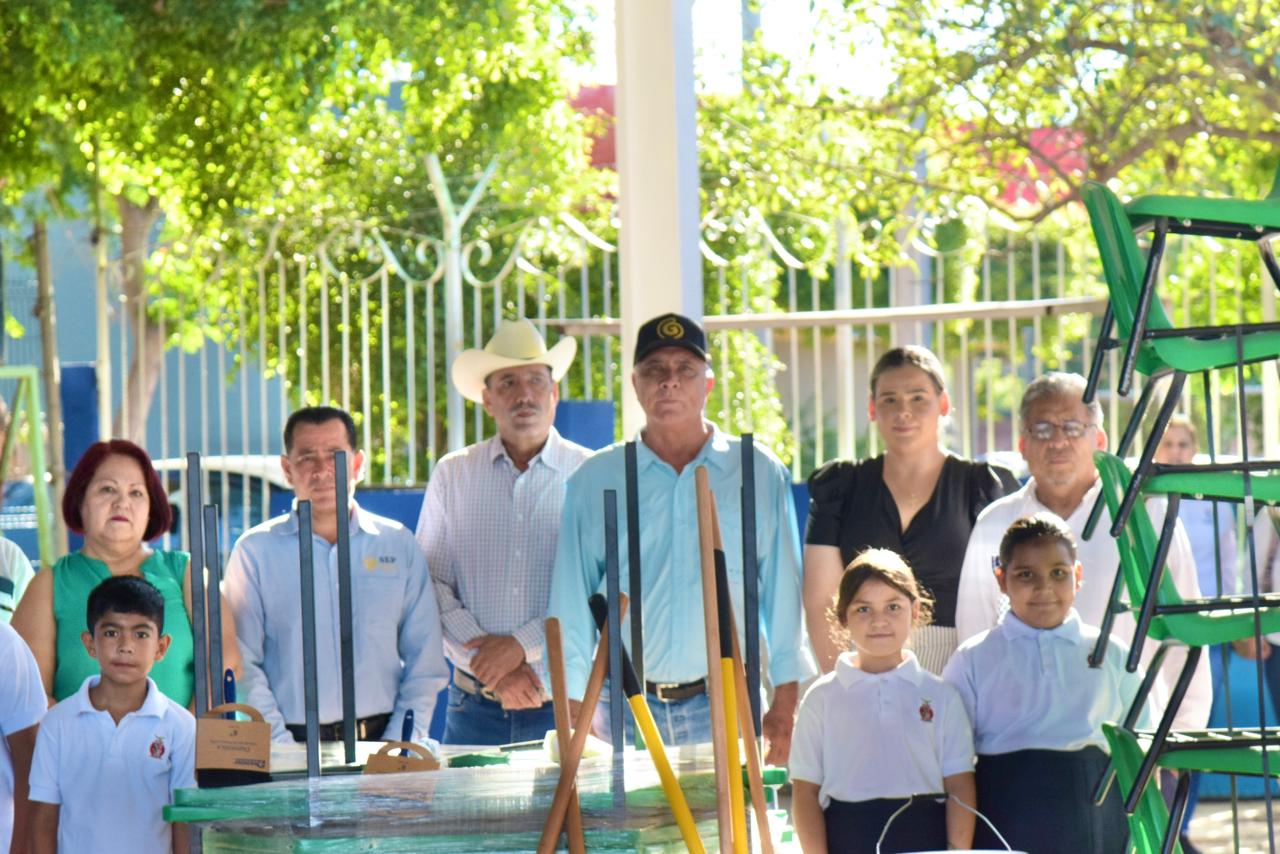 Ayuntamiento de El Fuerte entrega apoyos a instituciones educativas en Charay y Mochicahui.